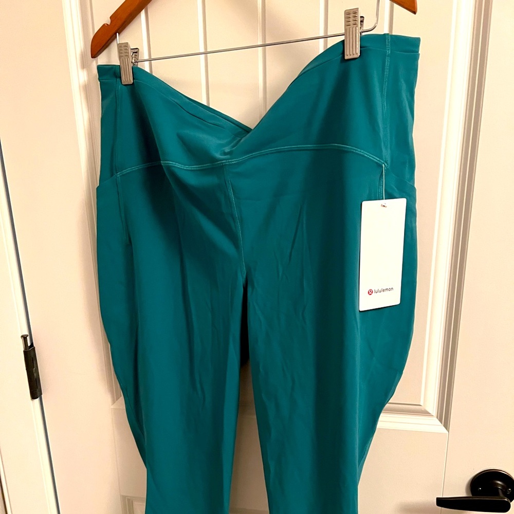 Brand new never been worn lululemon swift speed HR tight. 28 inches